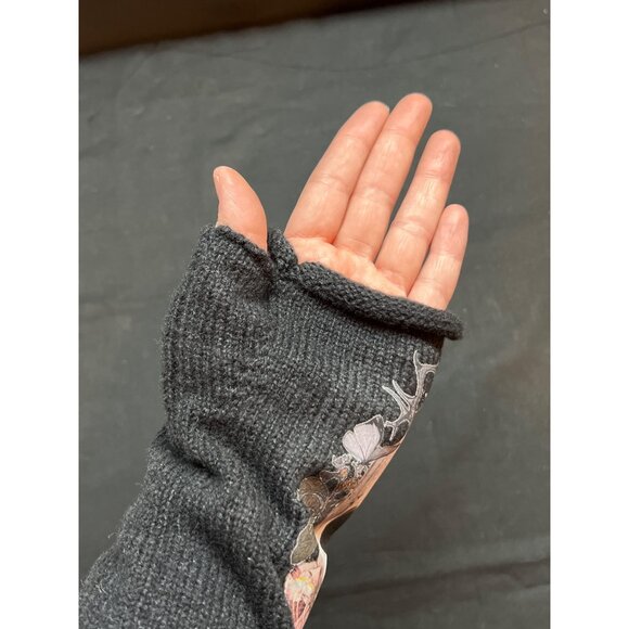 Fingerless Skull Print Gloves Black & White One-Size Knit Gothic Style Wrist War - Picture 4 of 6